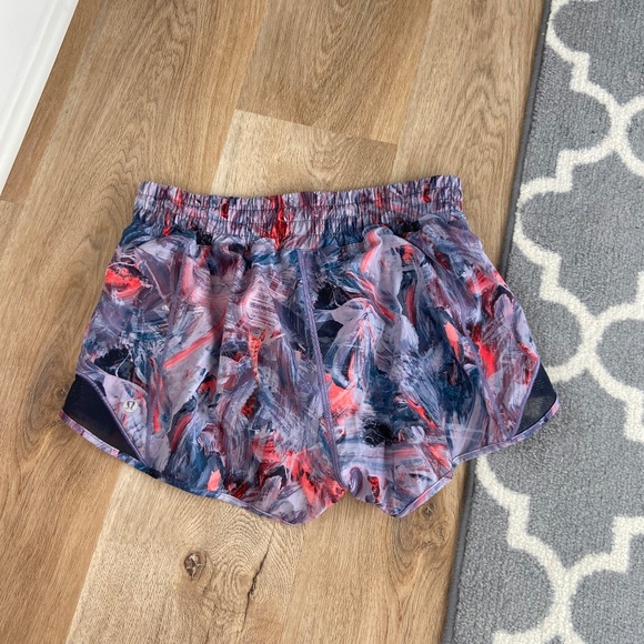 Lululemon Hotty Hot High-Rise Lined Short 2.5” - Picture 4 of 6